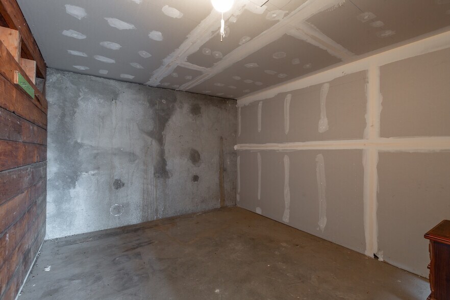 Building Photo - 2102 NW Kelly Dr