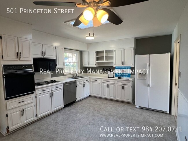 Building Photo - Vintage 3 Bedroom 2 Bath Brick Ranch on co...