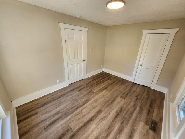 Building Photo - Spacious 2-Bedroom, 1-Bathroom Home AVAILABLE NOW!!