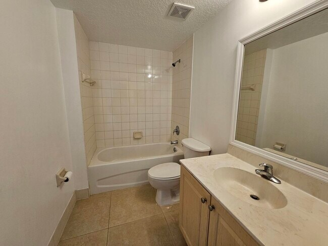Building Photo - 1055 Golden Lakes Blvd