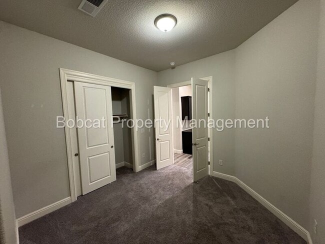 Building Photo - 925 Cranfield Ct