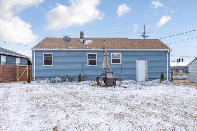 Building Photo - Gorgeous 2 bedroom 1 bathroom house!