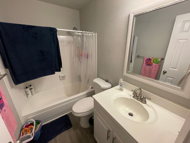 Building Photo - 2 Bed/1 Bath, 2nd floor condo in The Villas of Orlando AVAILABLE NOW!