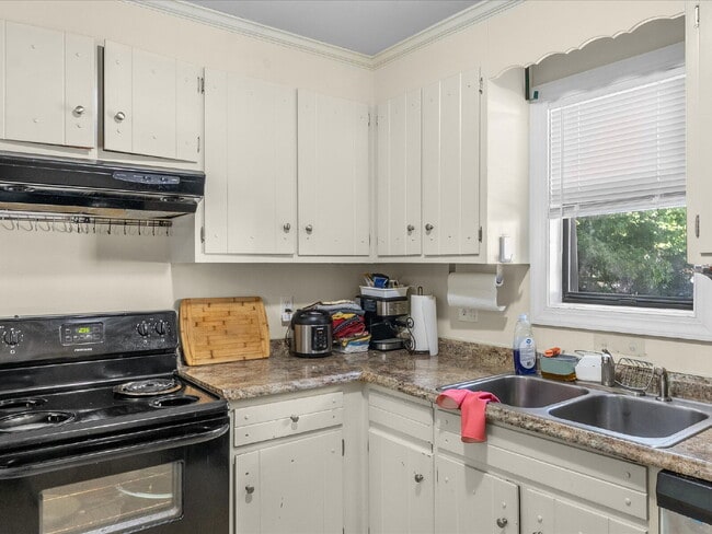 Building Photo - 1701 Early Settlers Rd