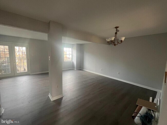 Building Photo - 3325 Midland Ct