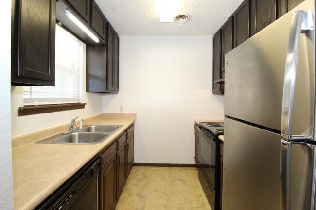 Building Photo - 1908 Sycamore Pl