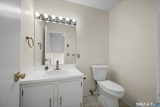 Building Photo - 925 Oronoke Rd