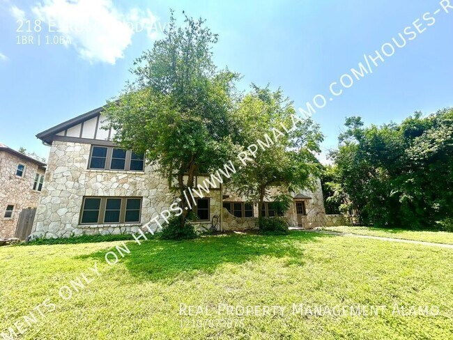 Building Photo - 218 E Rosewood Ave