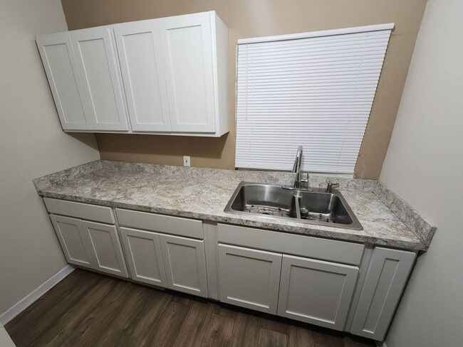 Building Photo - Charming 5-Bedroom Property in Prime Location (Section 8 vouchers Accepted)