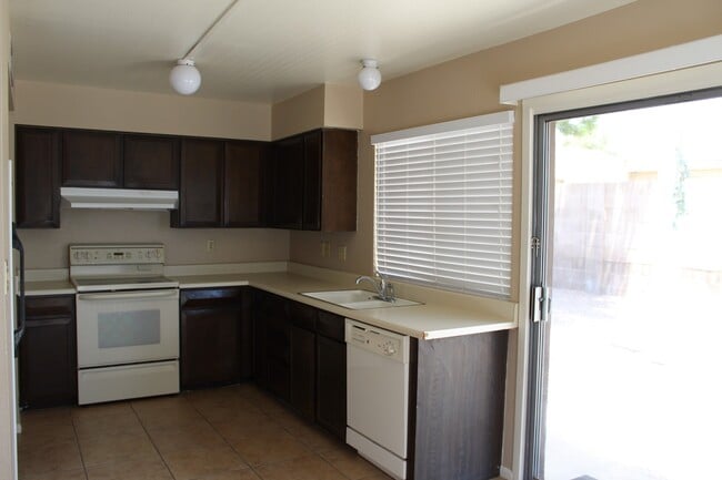 Building Photo - South Scottsdale Home with garage and priv...