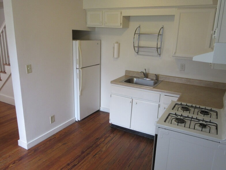 Building Photo - 306 W Maple St