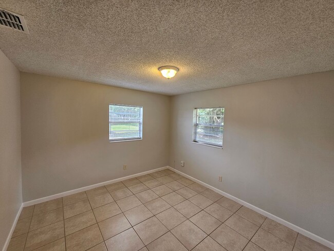 Building Photo - Beautiful and cozy 2/1 apartment available now!