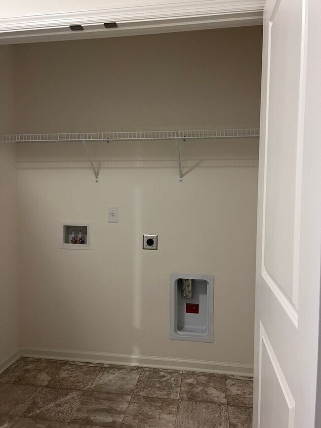Building Photo - Coming Soon - Lovely 2 Bedroom 2.5 Bath To...