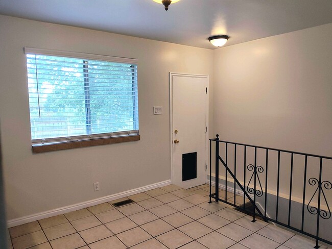 Building Photo - Great 5 Bed 3 Bath Rambler Home in Sandy