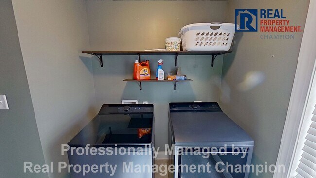 Building Photo - Gorgeous 4 BD/3.5 BA Executive Home w/Spacious Fenced Yard