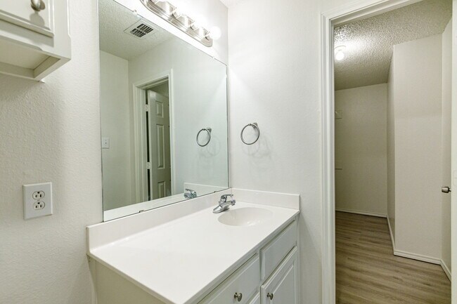 Building Photo - Wonderful Duplex in Southwest Lubbock!