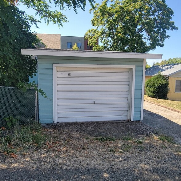 Building Photo - 341 SE Rose St