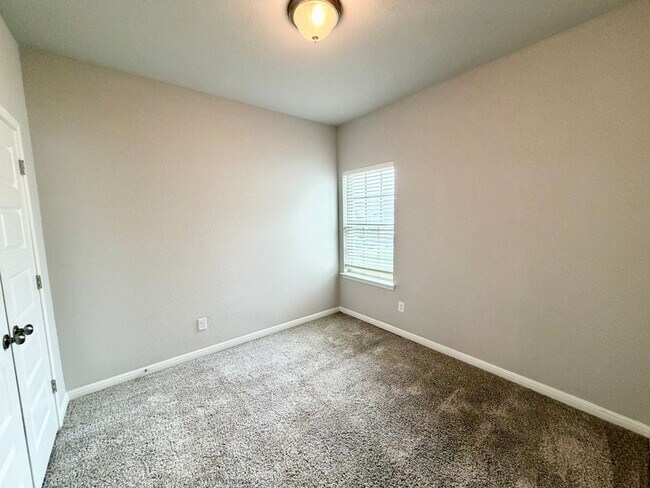 Building Photo - 3 bedroom, 2 bath home for lease