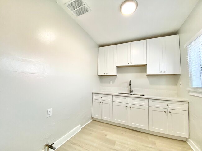 Building Photo - 832 W Florence Ave