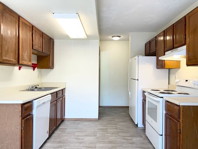 Building Photo - Nice 3 Bedroom Unit Near Everything!!