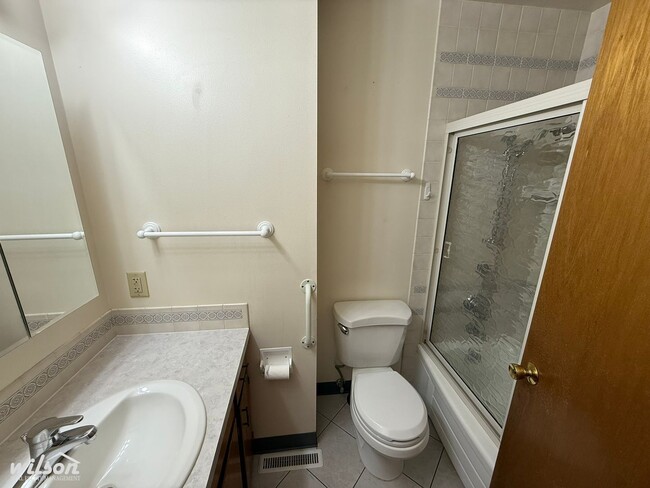 Building Photo - Spacious 4-Bedroom Yakima Home with Hot Tu...