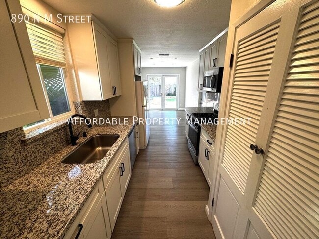 Building Photo - 890 N M St