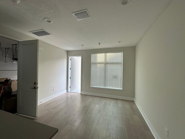 Building Photo - 140-833 Calla Terrace N