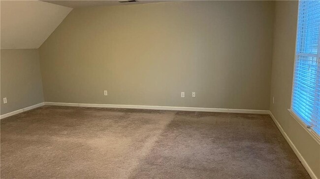 Building Photo - 2550 Highland Pointe Dr