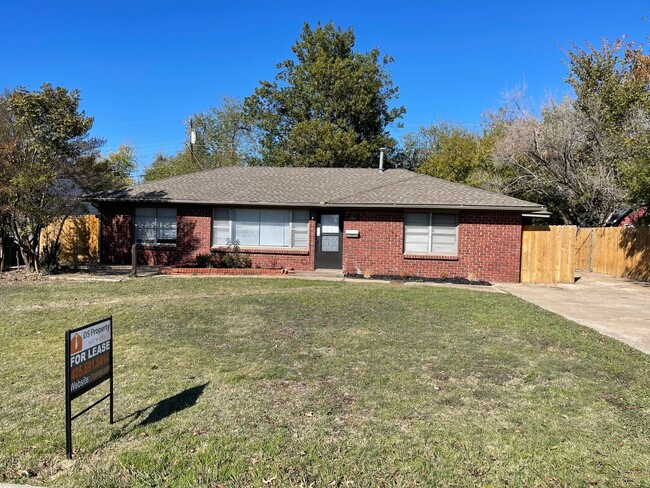 Building Photo - 3 Bedrooms + Office, 1 1/2 Baths in NW OKC...