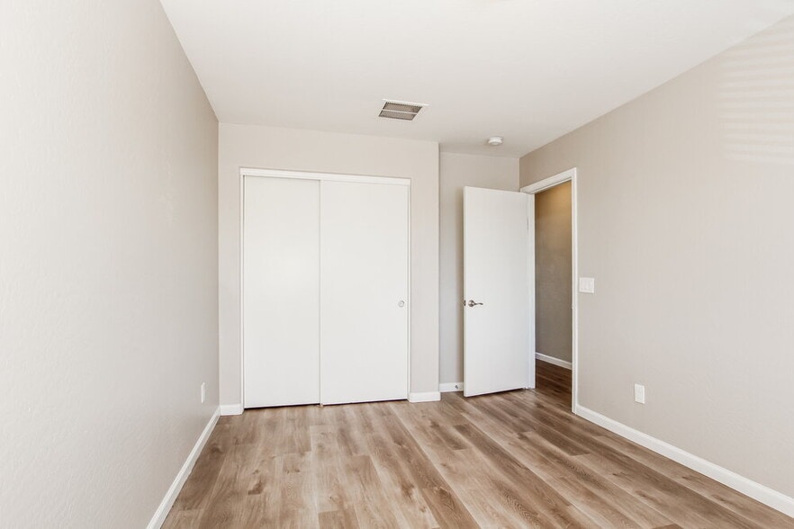 Building Photo - 6736 W Desert Ln