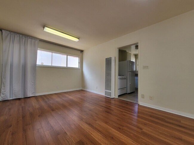 Building Photo - 5165-5165 1/2 Santa Monica Blvd
