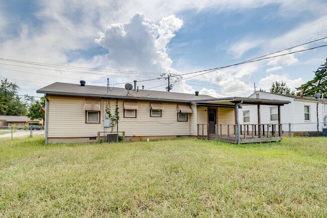 Building Photo - Charming 2-Bedroom Home with Original Hard...