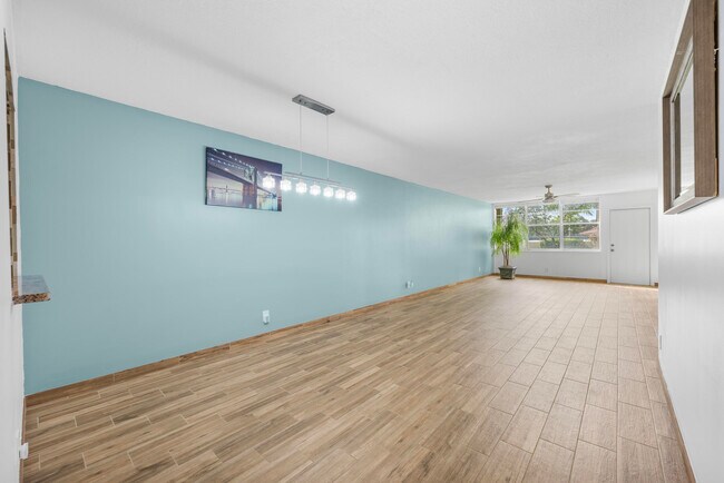 Building Photo - 2865 SW 22nd Ave