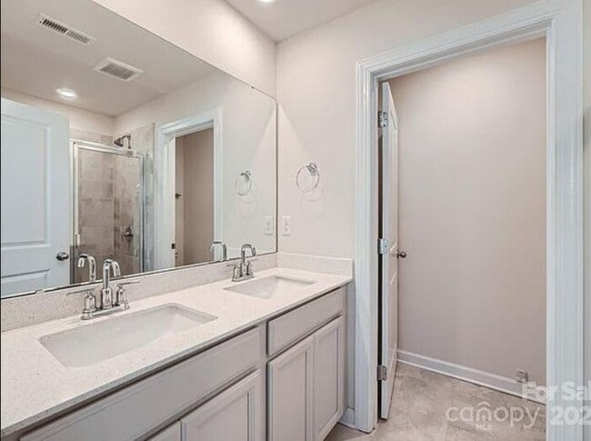 Building Photo - Beautiful 4BR 4BA Home w/ Garage Parking • Updated Appliances in Charlotte