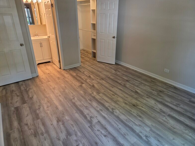 Master Bath- Closet - 301 Pembridge Ln