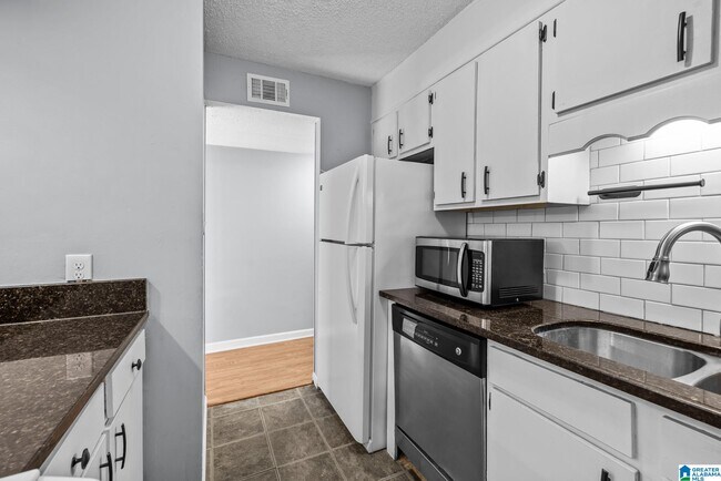 Building Photo - 3350 Altamont Rd S