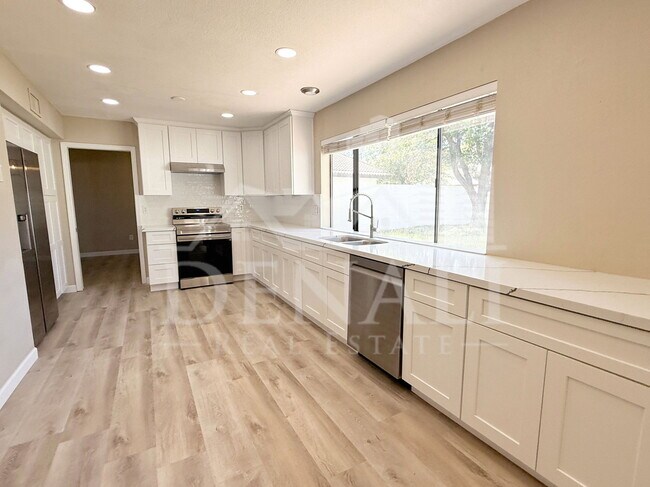 Building Photo - 1529 E Edgewater Dr
