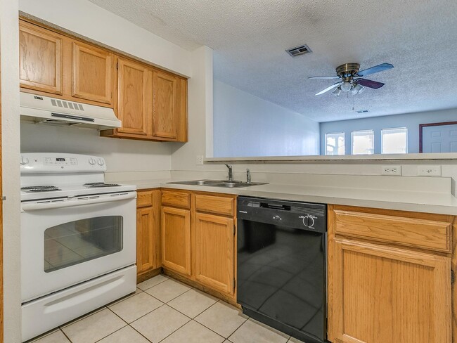 Building Photo - Adorable duplex in Norman