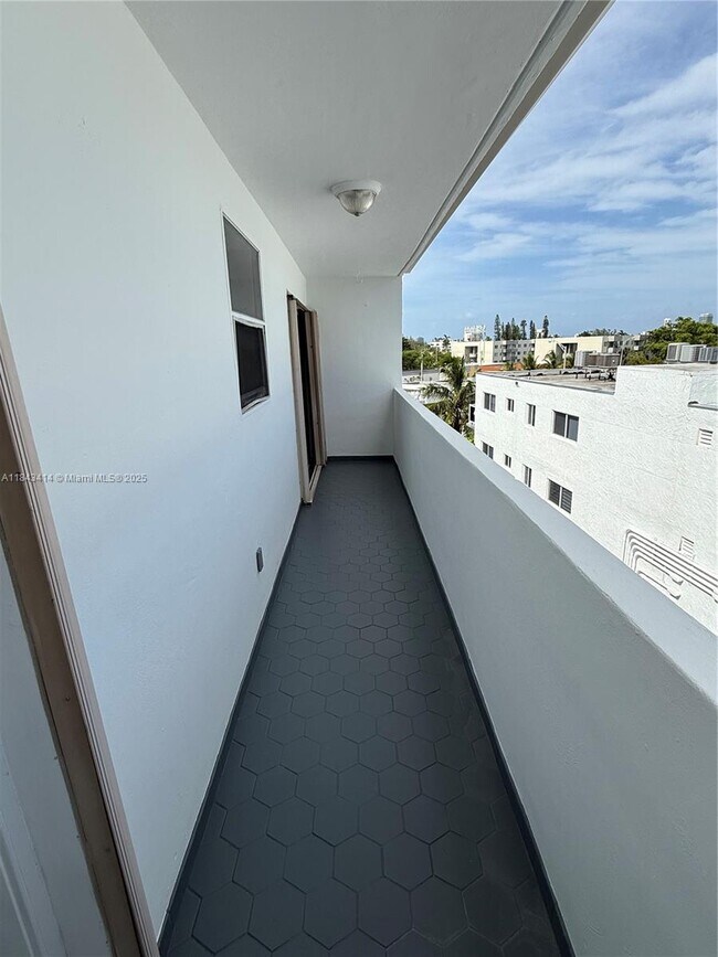 Building Photo - 2000 Biarritz Dr