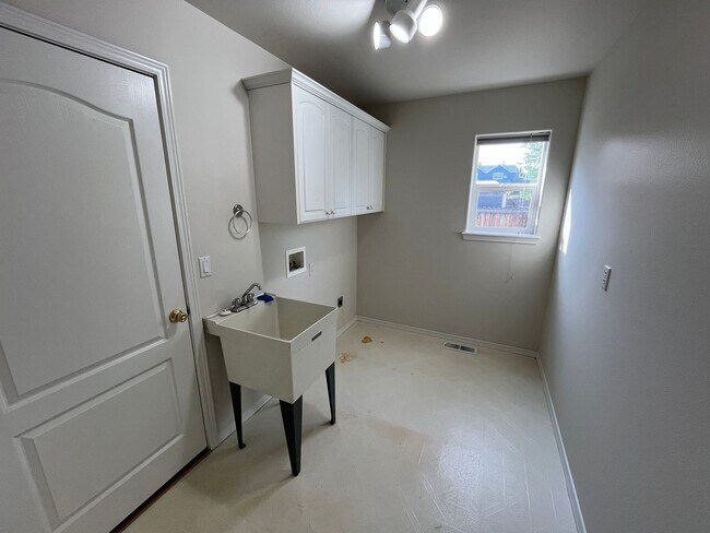 Building Photo - 3111 NE Dennis Ct