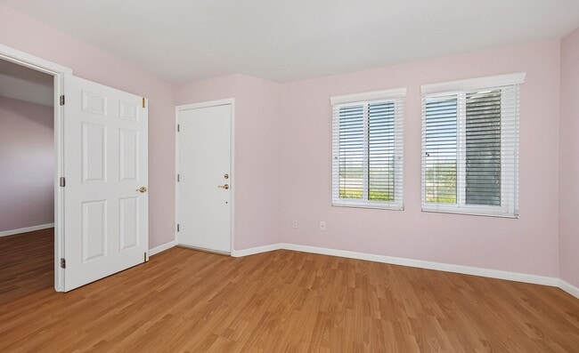 Building Photo - Updated and Move-In Ready!