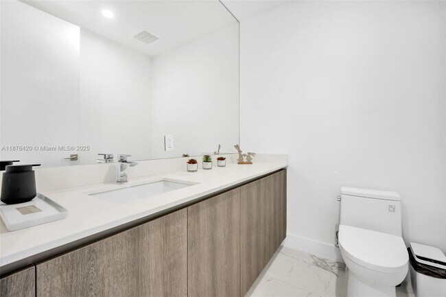 Building Photo - 17550 Collins Ave