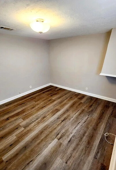 Building Photo - Room in Duplex on M.L.K. Jr Dr SW