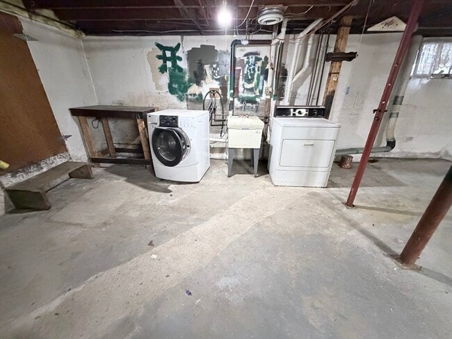 Building Photo - 28 Edgeworth St