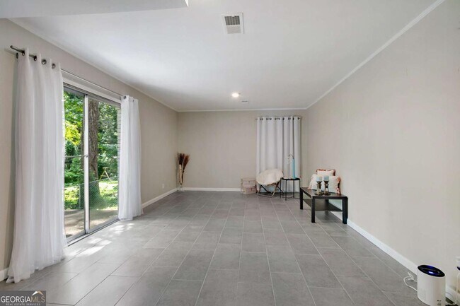 Building Photo - 1025 Hilburn Dr SE