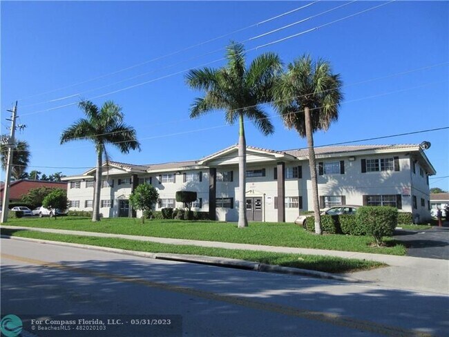Building Photo - 4240 Woodside Dr