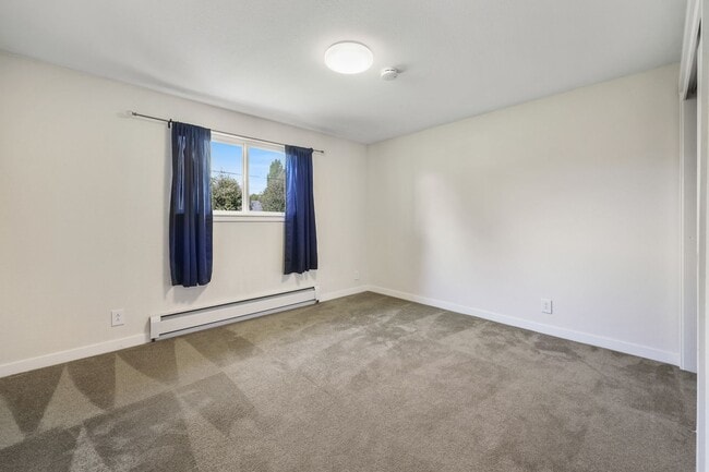 Building Photo - Room to roam! 3 bed, living, dining, den, ...