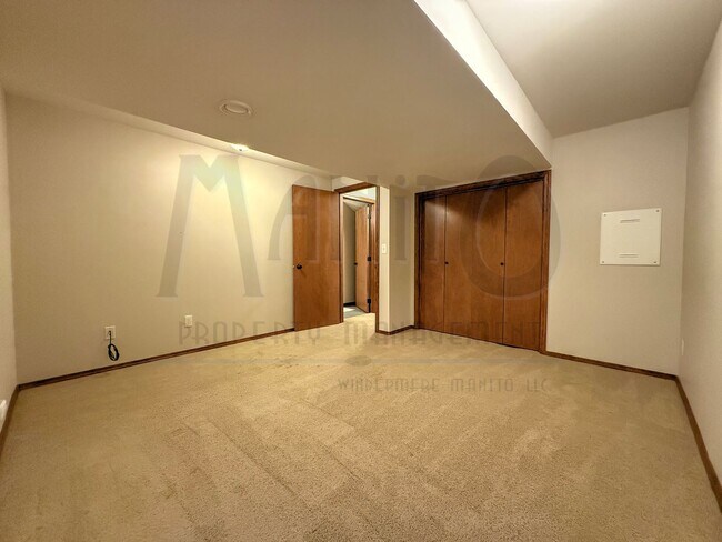 Building Photo - Spacious Eagle Ridge Home