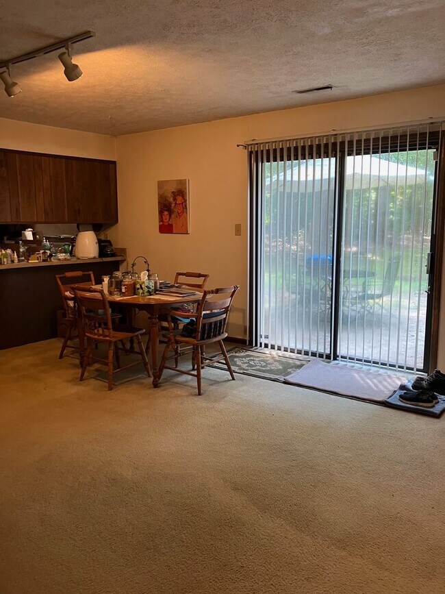 Building Photo - 4852 Rosewell Dr