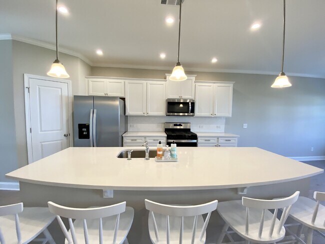 Building Photo - Malind Bluff, Five Bedroom Home!